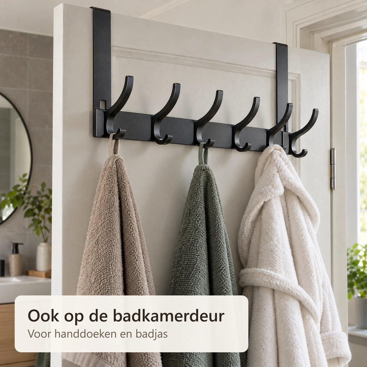 Deurhanger met handdoeken en badjas op de badkamerdeur