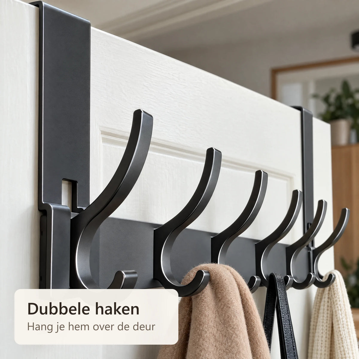Close-up van de dubbele haken en de beugel over de deur