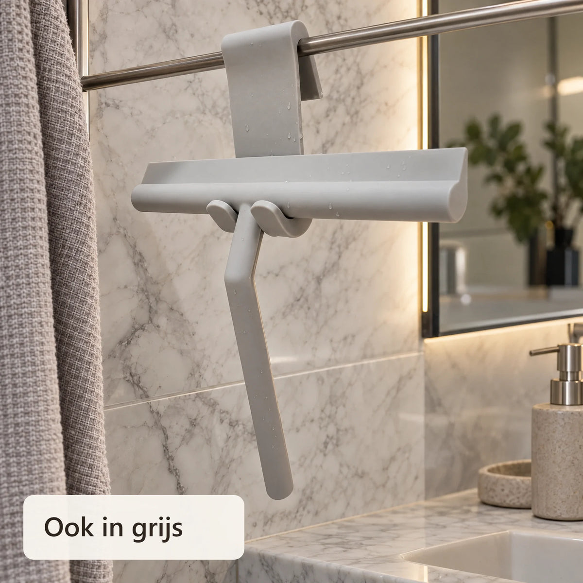 Grijze douchewisser aan een haakje in de badkamer