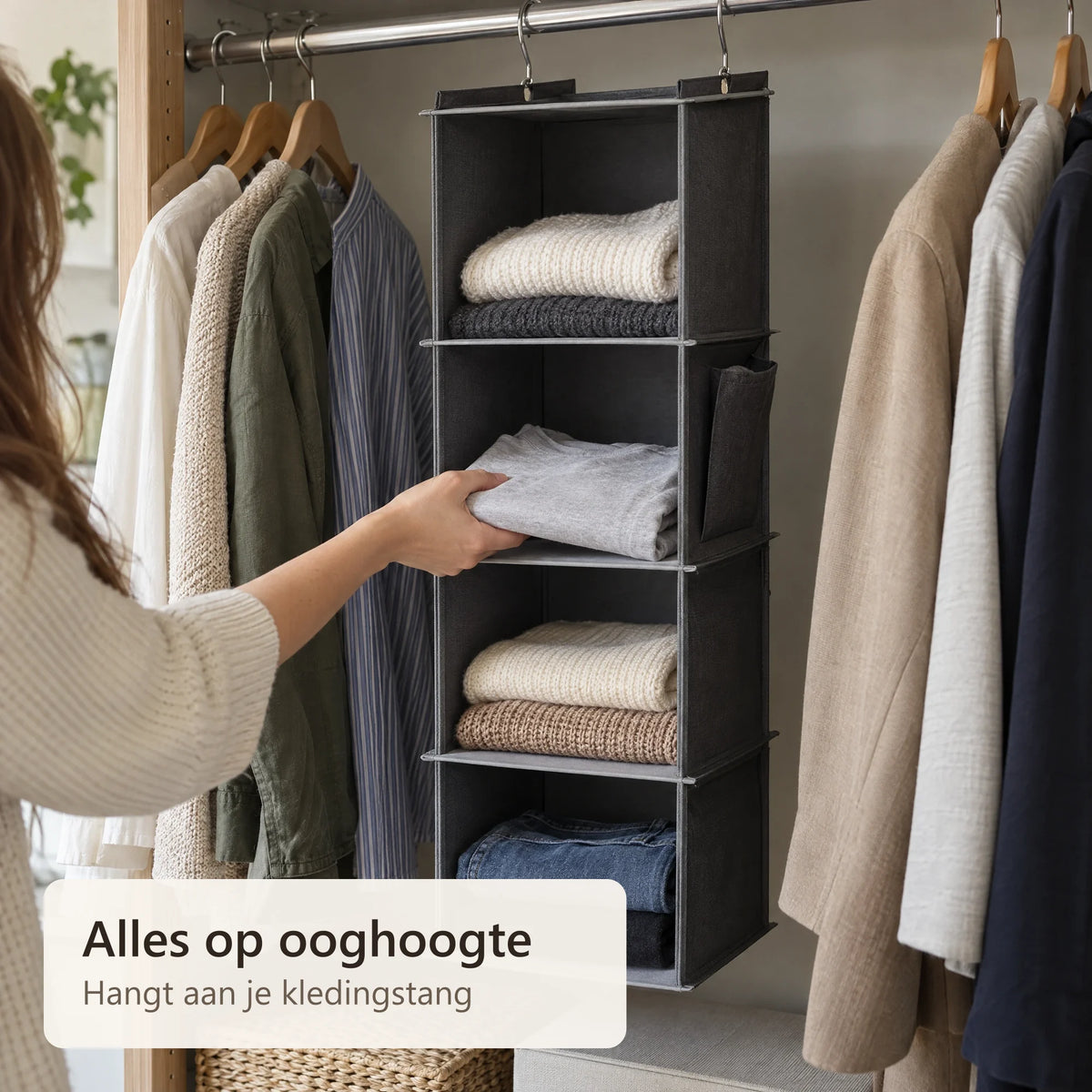 Een T-shirt wordt uit de hangende organizer gepakt