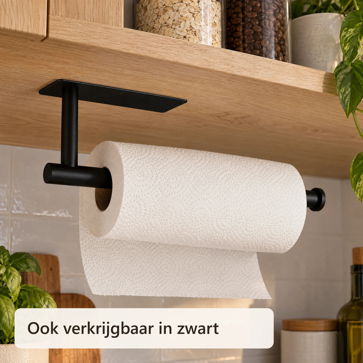 Zwarte keukenrolhouder onder een houten keukenkastje