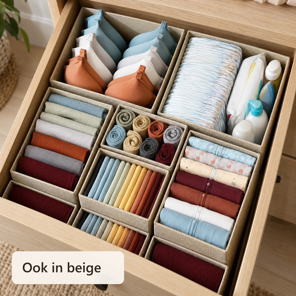 Beige lade-organizers met kleding in een houten lade