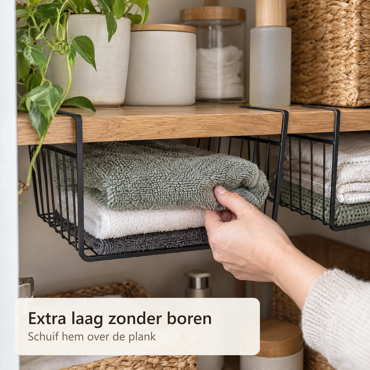 Een handdoek wordt uit een hangmand onder een plank gepakt