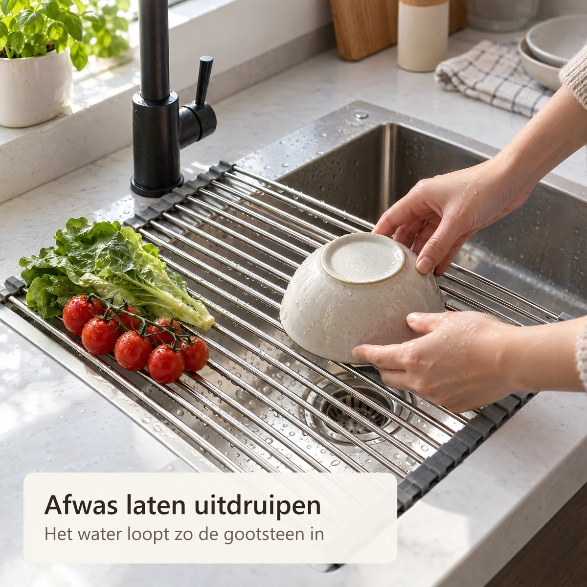 Een gewassen kom wordt op het afdruiprek over de gootsteen gezet