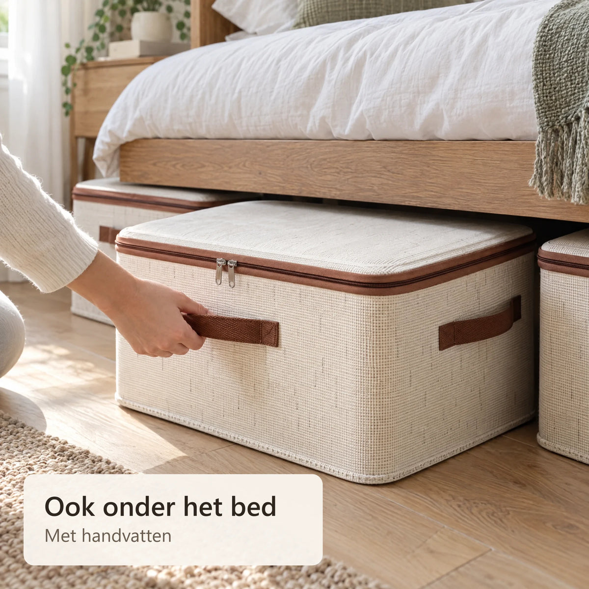 De opbergbox wordt onder het bed vandaan getrokken