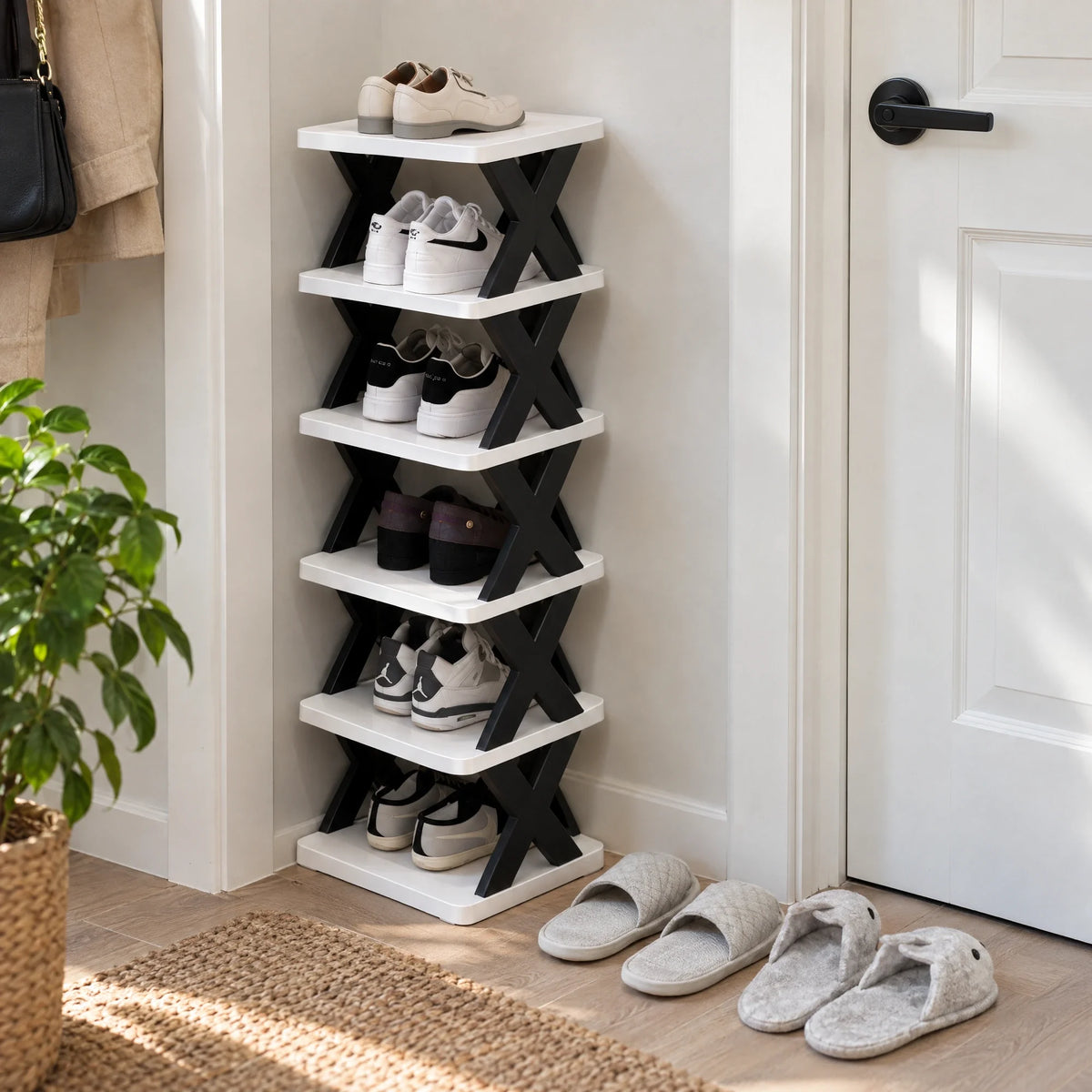 Smal schoenenrek met 6 lagen in de hal met sneakers