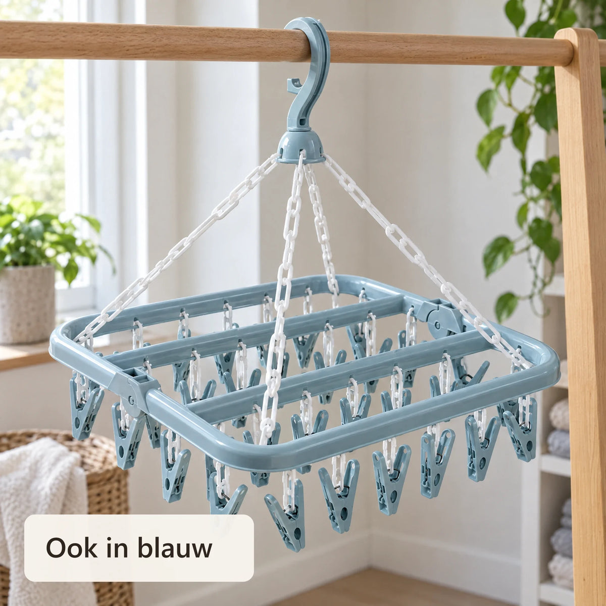Blauwe sokkendroger aan een houten stang