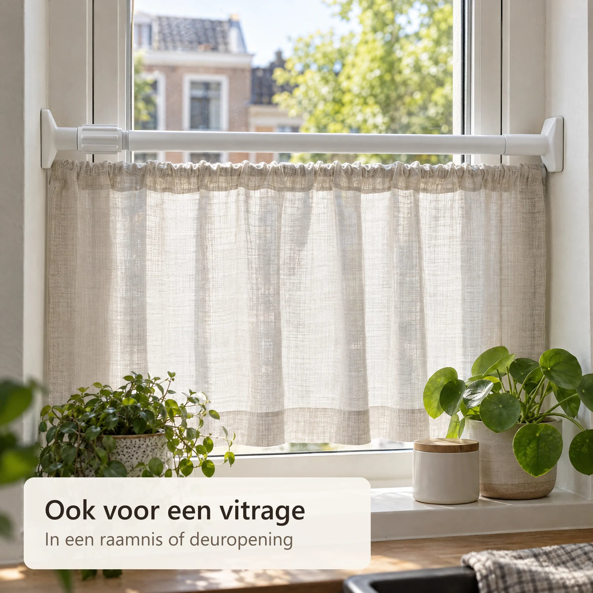 Witte klemstang in een raamnis met een linnen vitrage