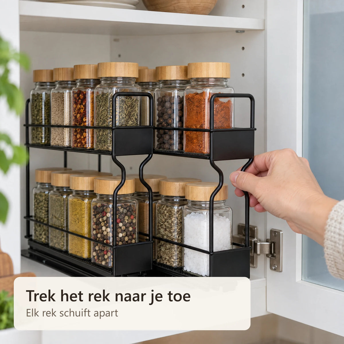 Een van de twee rekken wordt uit de kast getrokken
