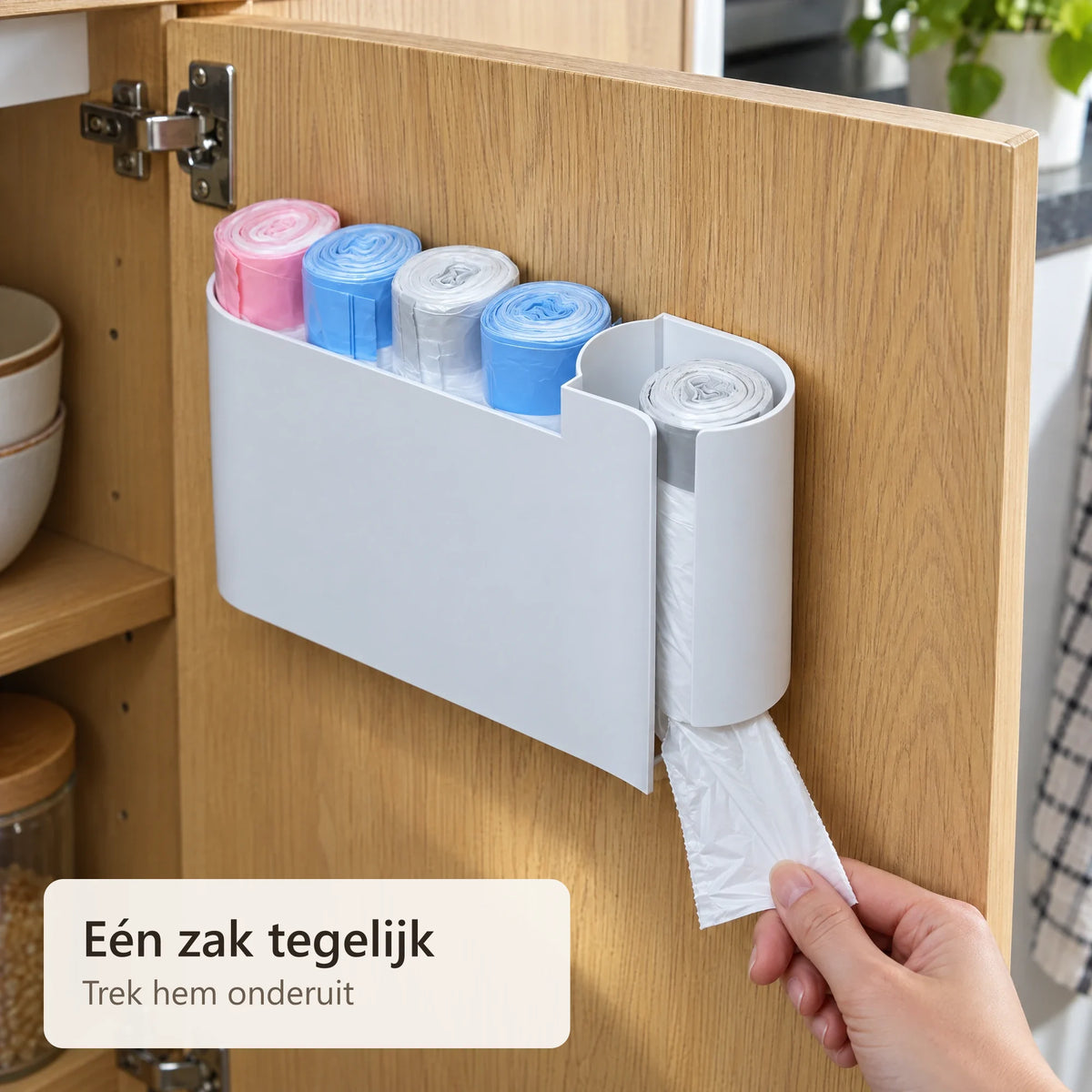 Een vuilniszak wordt onder uit de houder getrokken