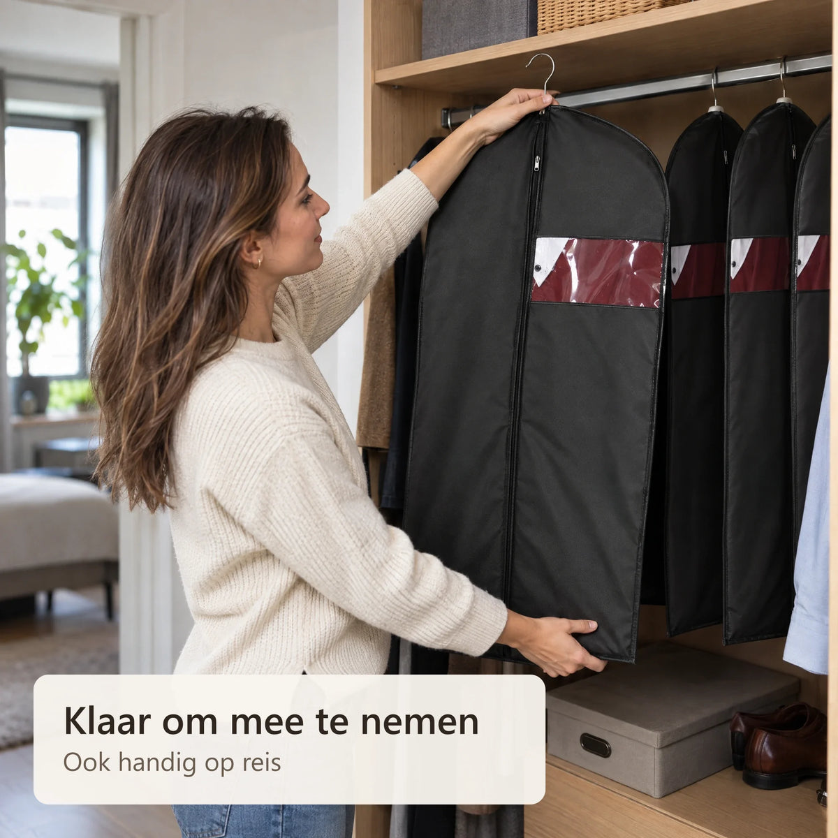 Een kledinghoes met pak wordt uit de kast gepakt