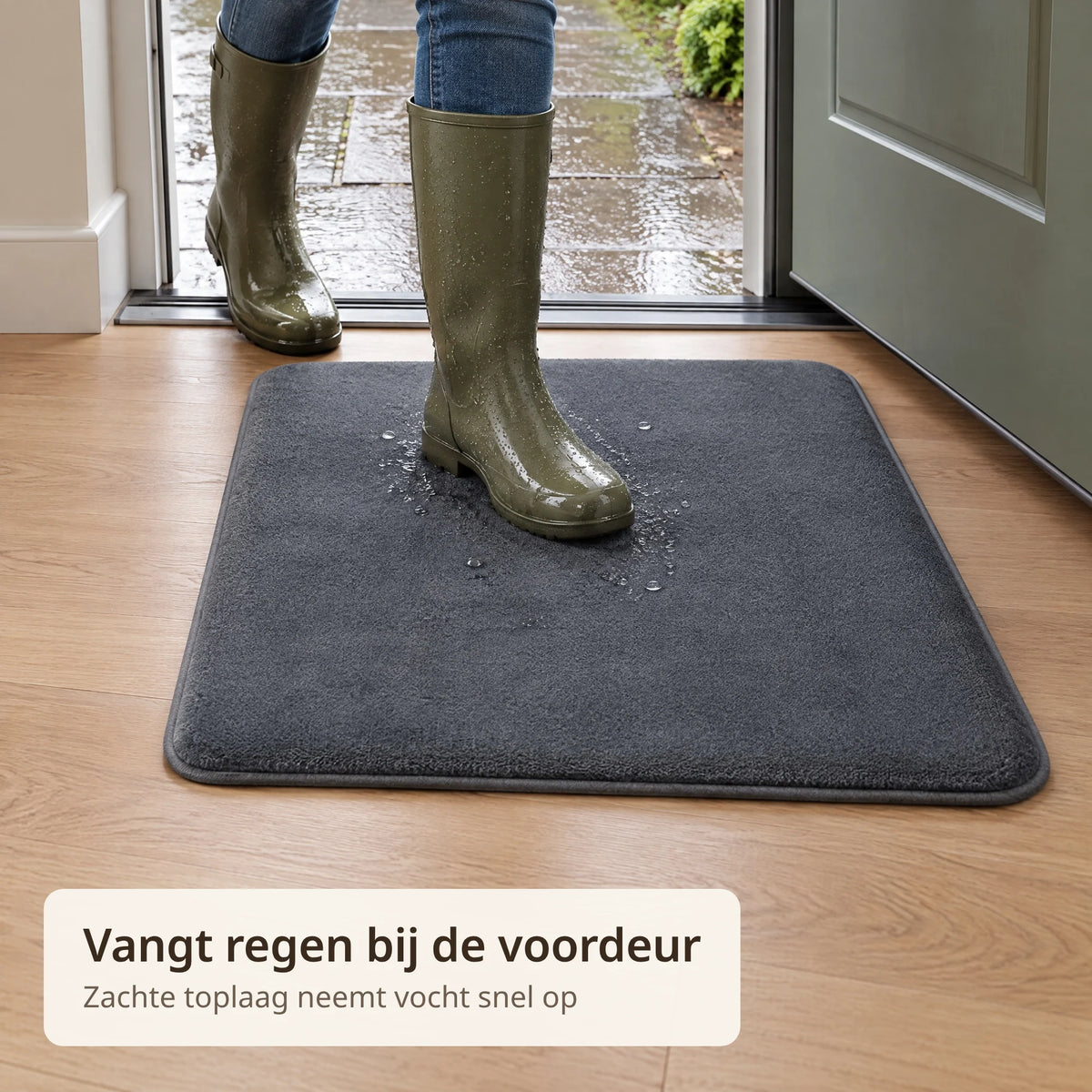 Natte regenlaarzen stappen bij de open voordeur op de grijze absorberende deurmat