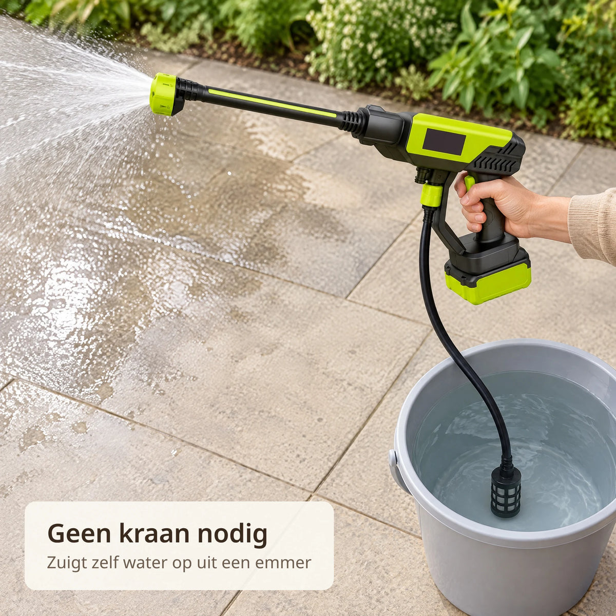 Accu hogedrukreiniger zuigt water op uit een emmer via de aanzuigslang met filter en spoelt terrastegels af