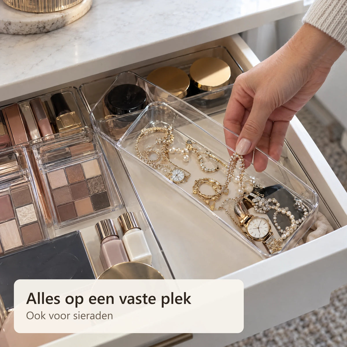 Een armband wordt uit een bakje in de lade gepakt