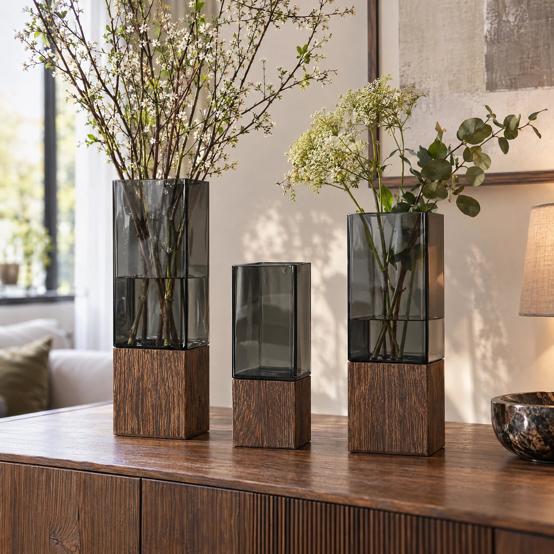 Moderne acryl vaas met houten voet
