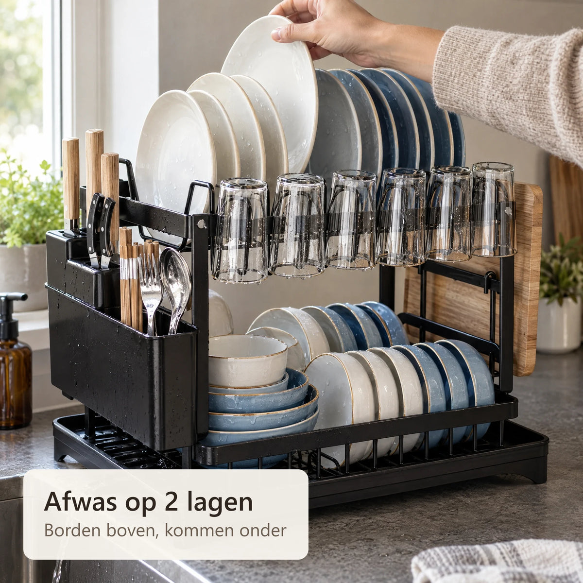 Een bord wordt in het bovenrek van het afdruiprek gezet