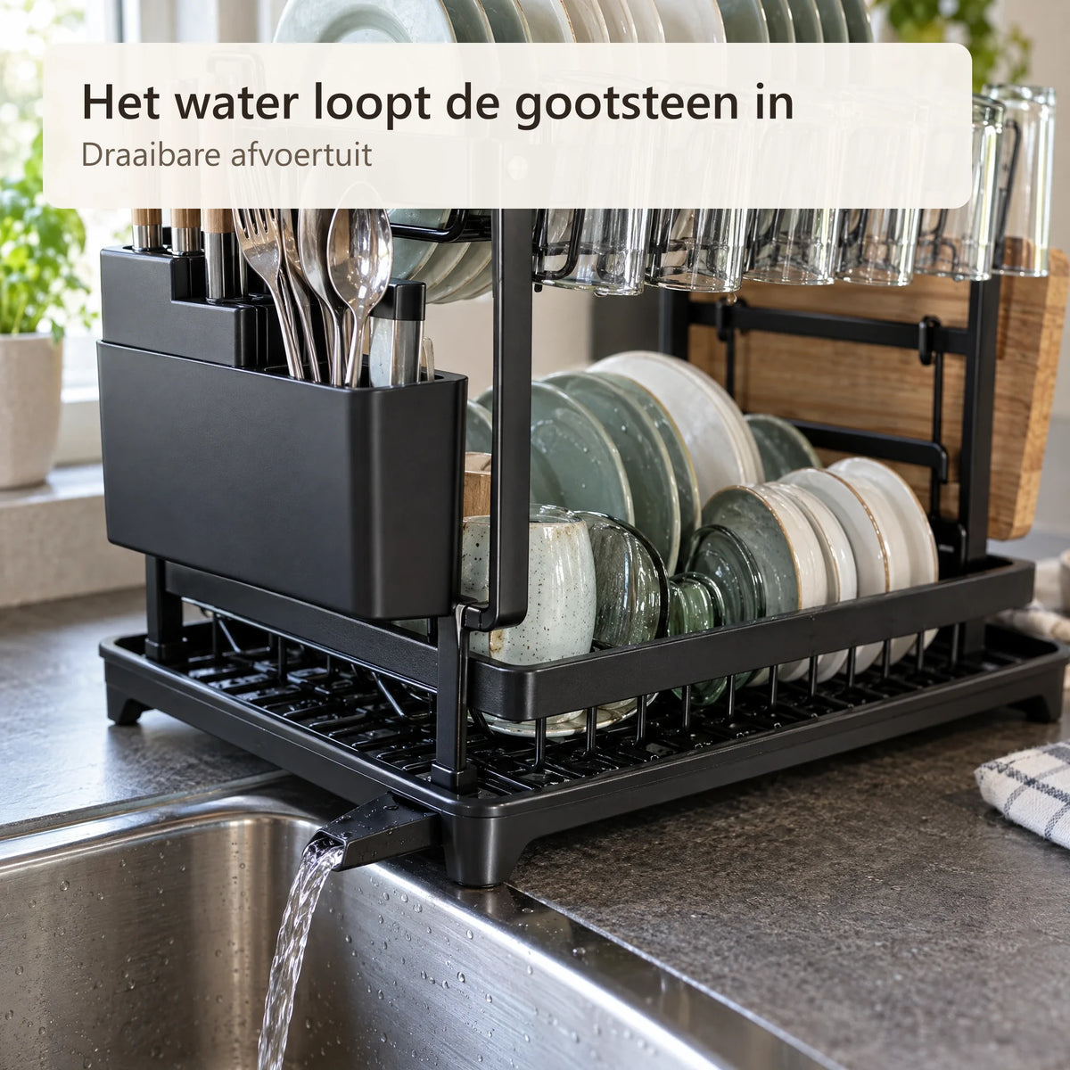 De draaibare afvoertuit laat het water in de gootsteen lopen