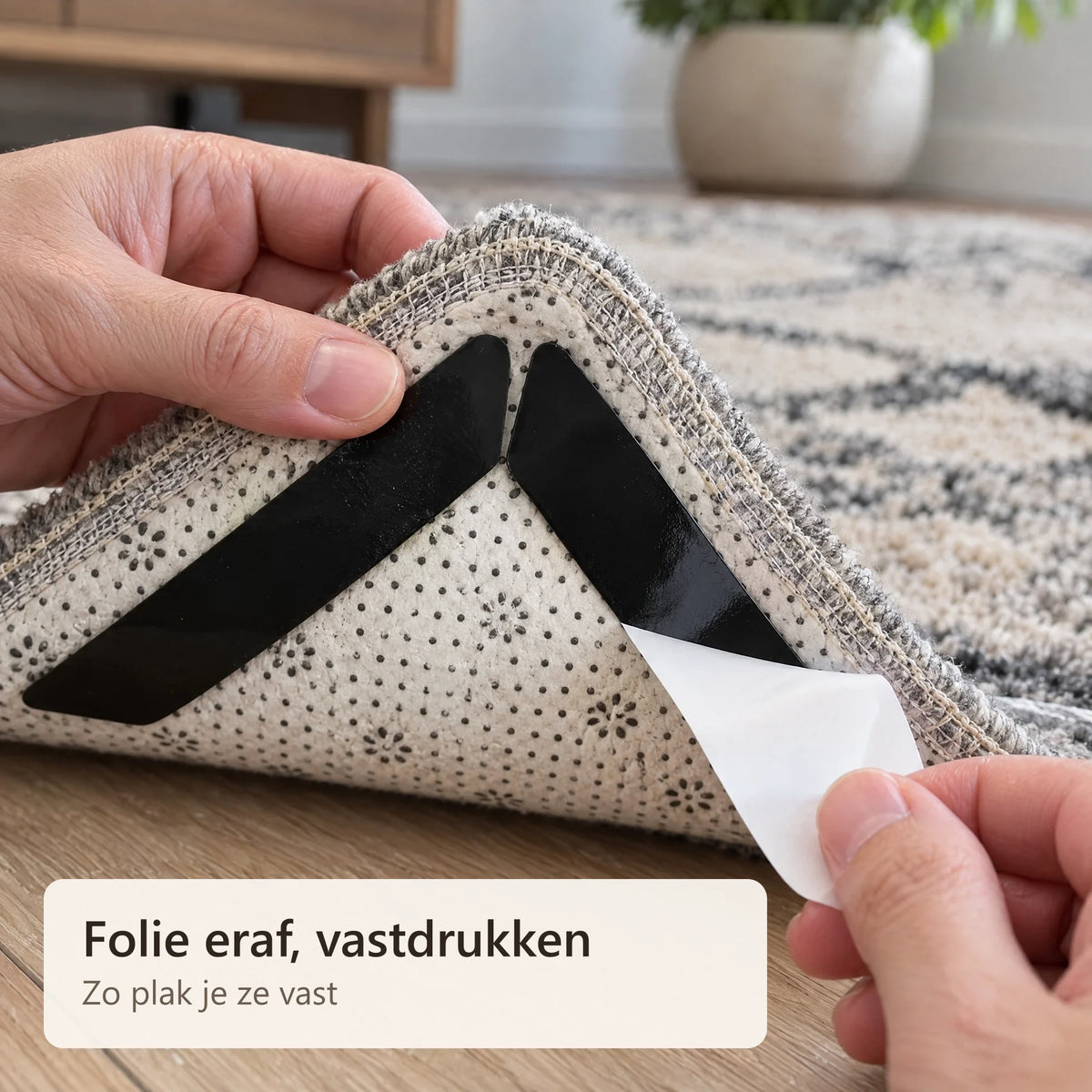 Het beschermfolie wordt van een strip getrokken