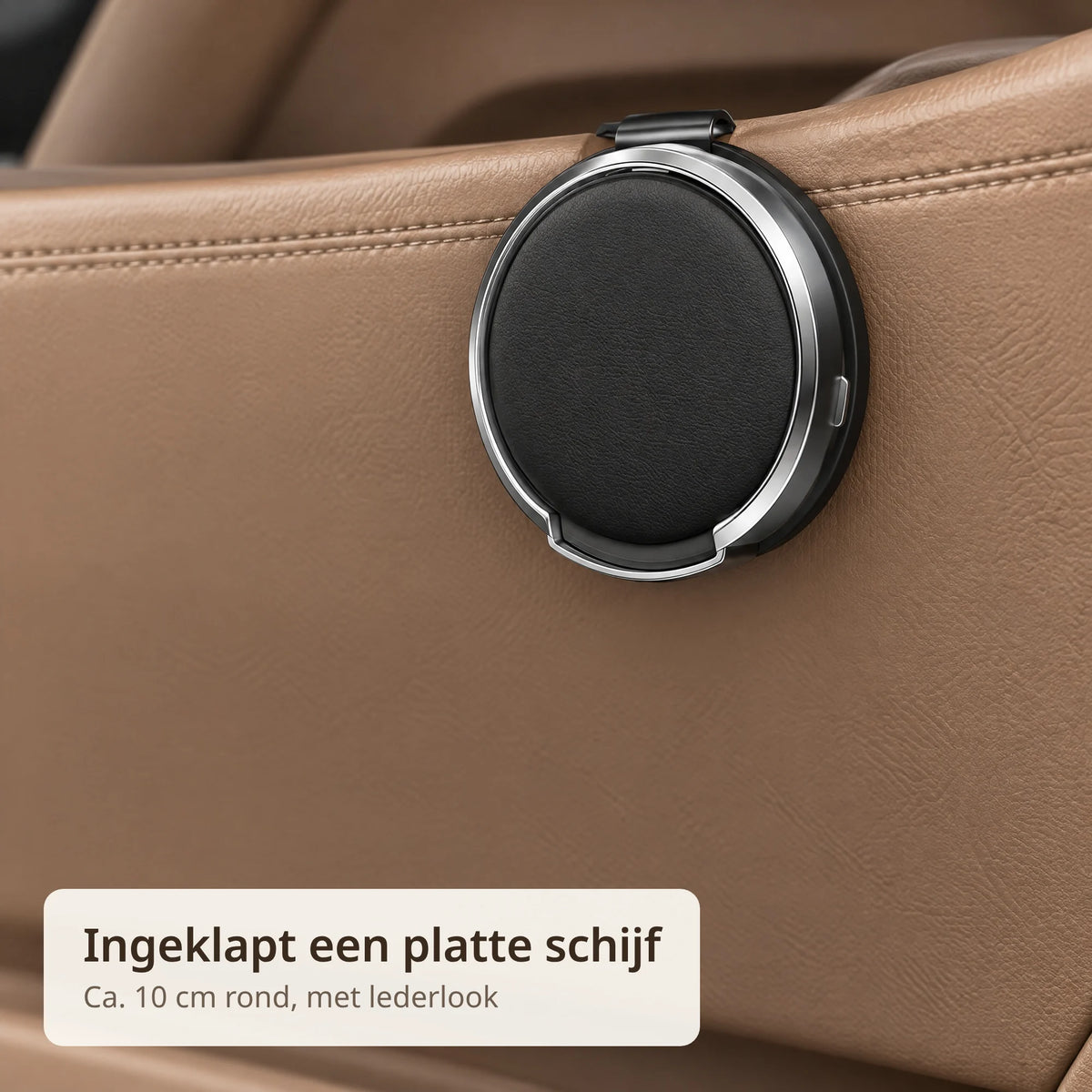 Ingeklapte bekerhouder als platte ronde schijf met lederlook en glanzende ring op het autoportier