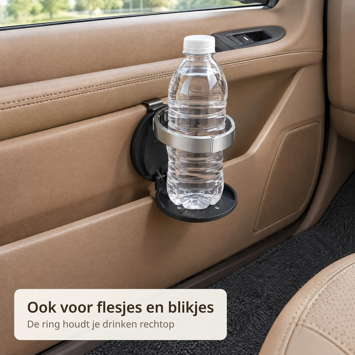 Flesje water staat in de uitgeklapte bekerhouder aan de binnenkant van het autoportier