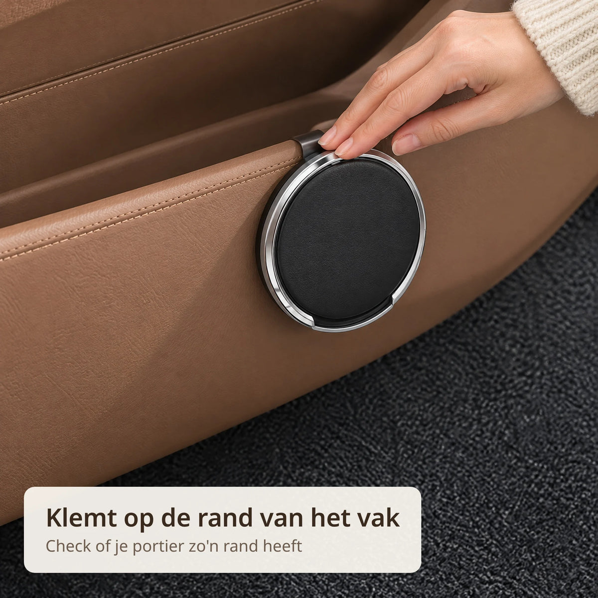Hand drukt de ingeklapte bekerhouder met de klem over de rand van het portiervak