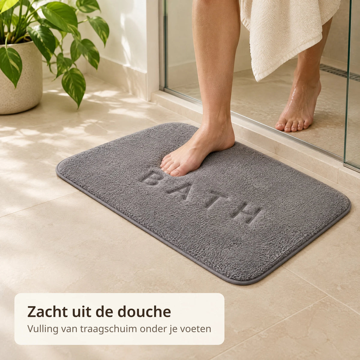 Blote voet stapt vanuit de douche op de zachte grijze badmat van traagschuim