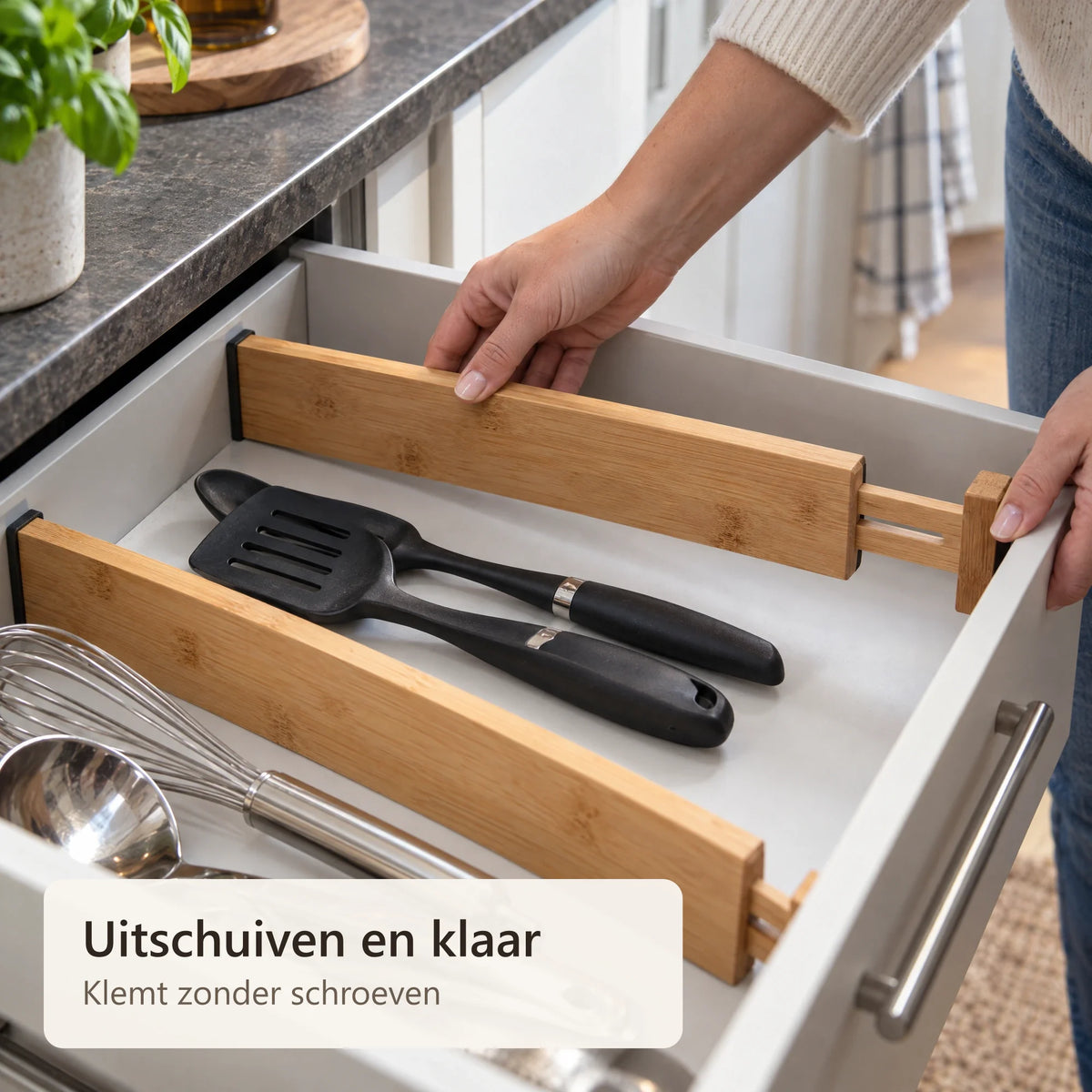Een bamboe ladeverdeler wordt in een lade geplaatst