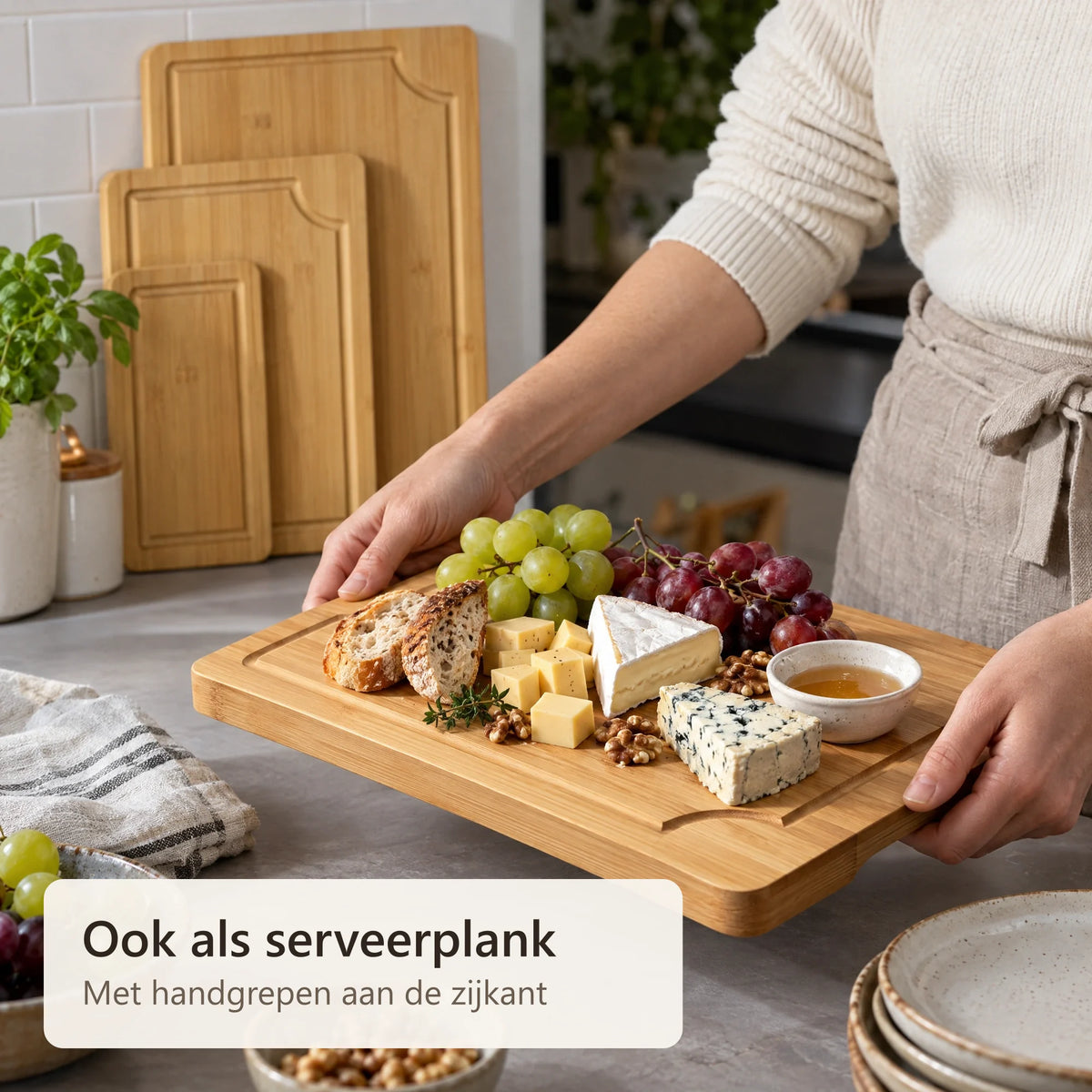 Bamboe snijplank als serveerplank met kaas en druiven