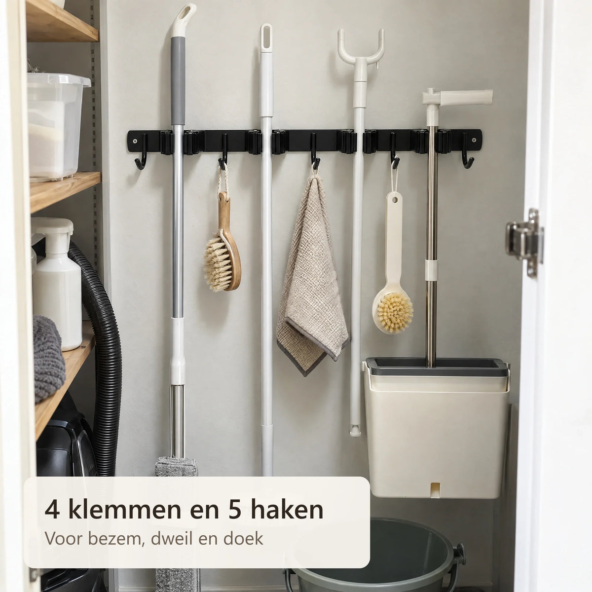 Bezemhouder in een schoonmaakkast