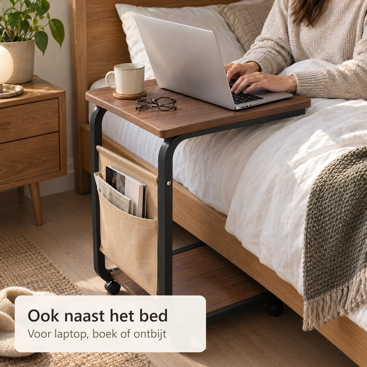 Bijzettafel met laptop naast het bed