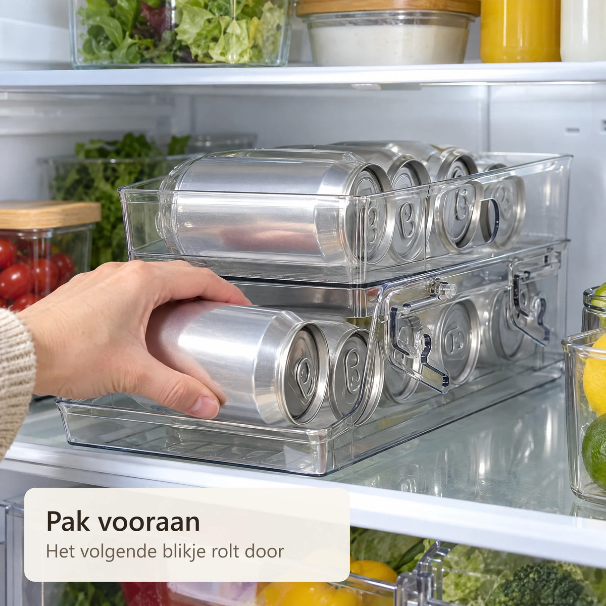Een blikje wordt vooraan uit de dispenser gepakt