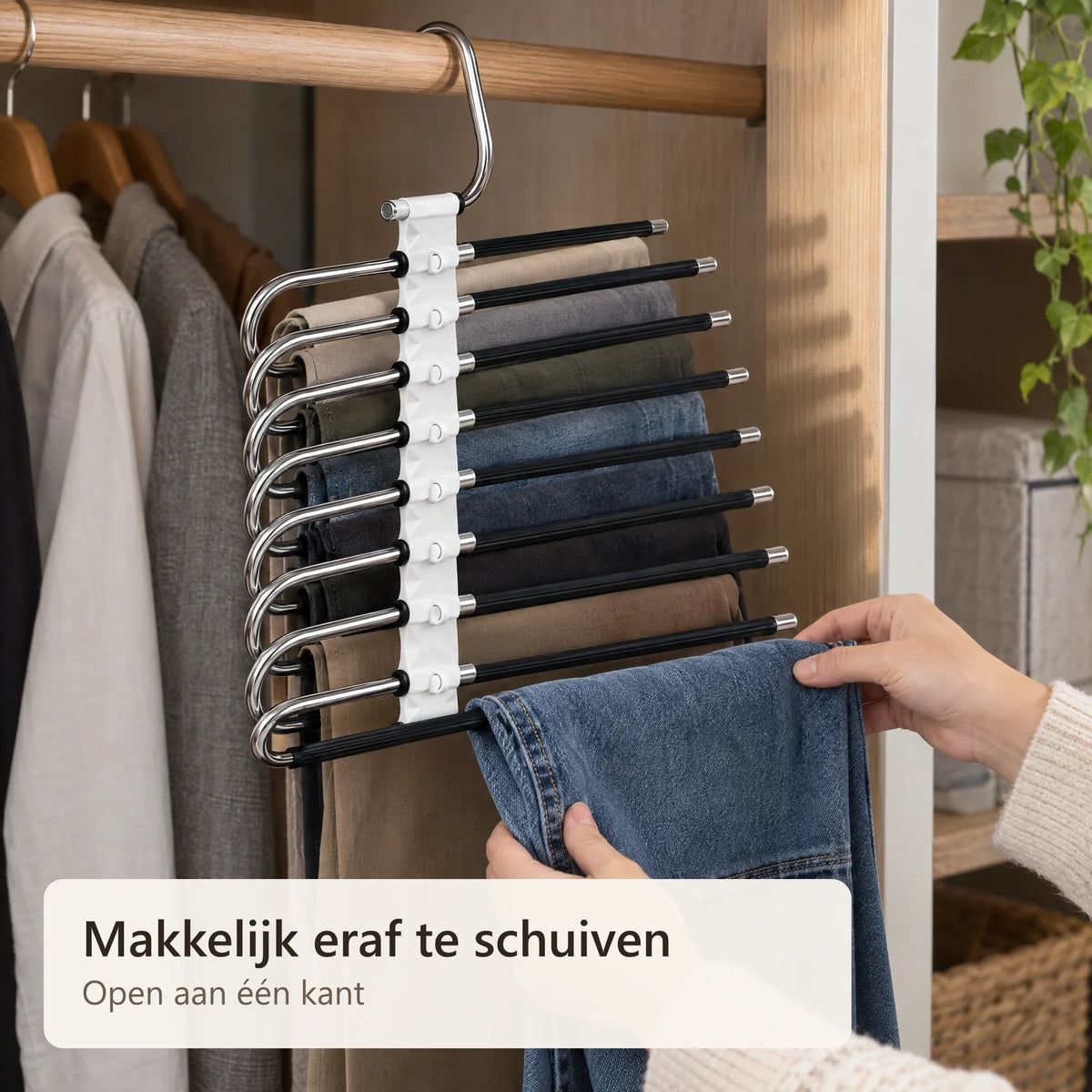 Een spijkerbroek wordt van de broekhanger geschoven