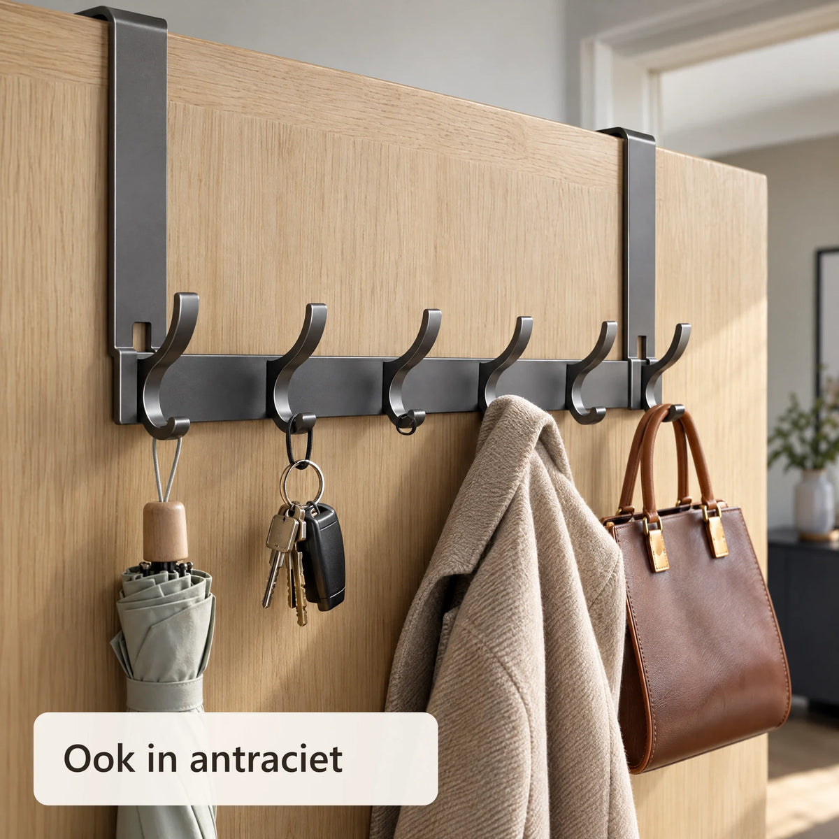 Antraciet deurhanger met jas en tas
