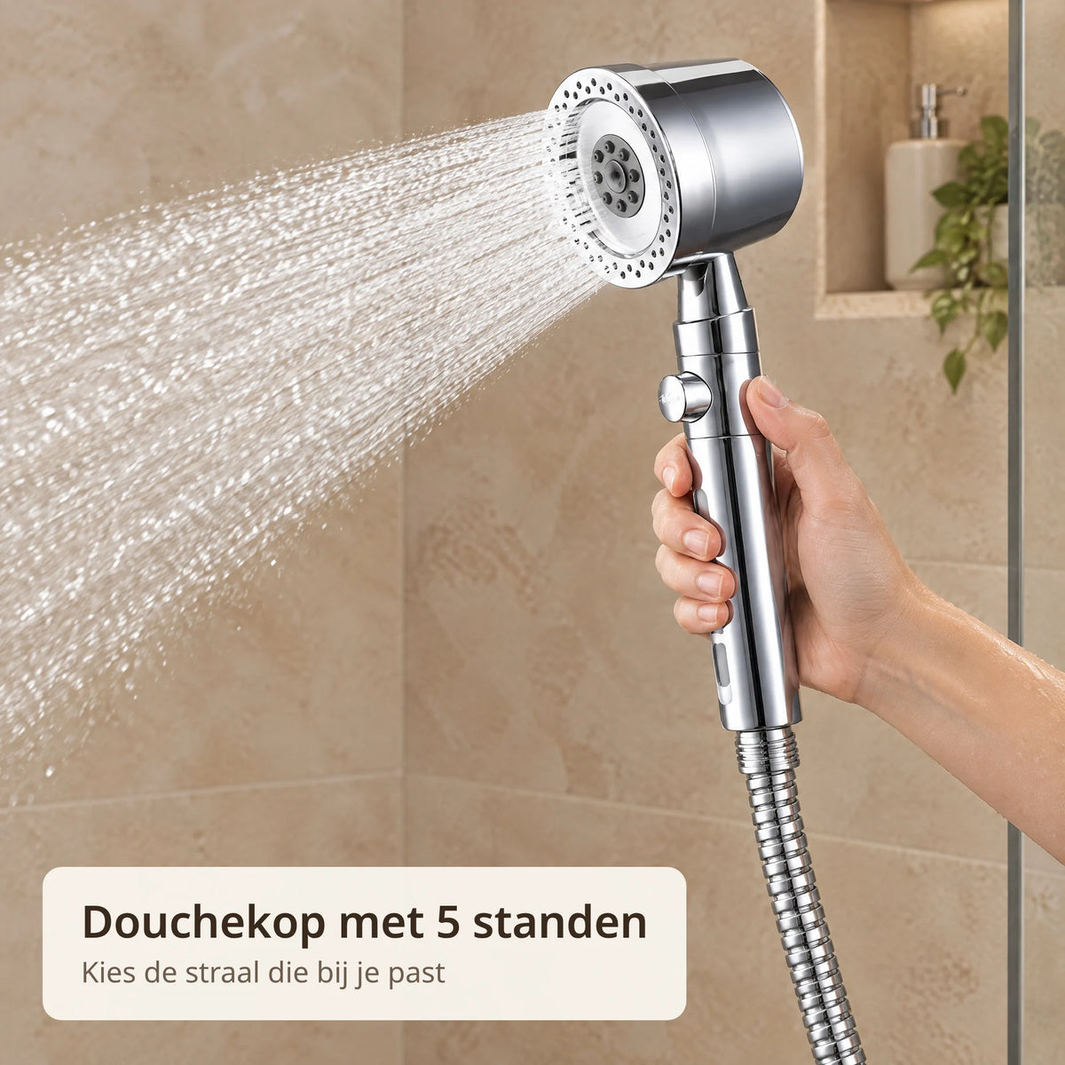 Hand houdt de zilverkleurige douchekop vast terwijl een brede waterstraal uit de kop komt