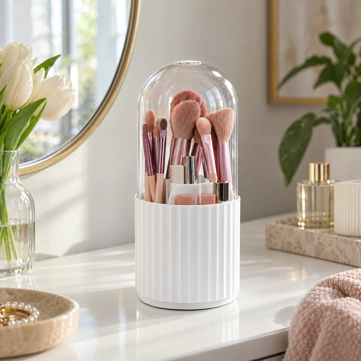 Witte draaibare kwastenhouder met make-up kwasten op een kaptafel