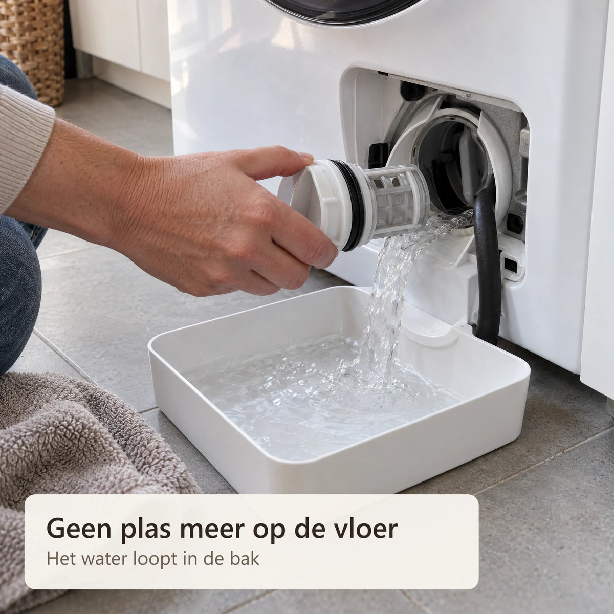 Het filter wordt losgedraaid terwijl de opvangbak het water opvangt