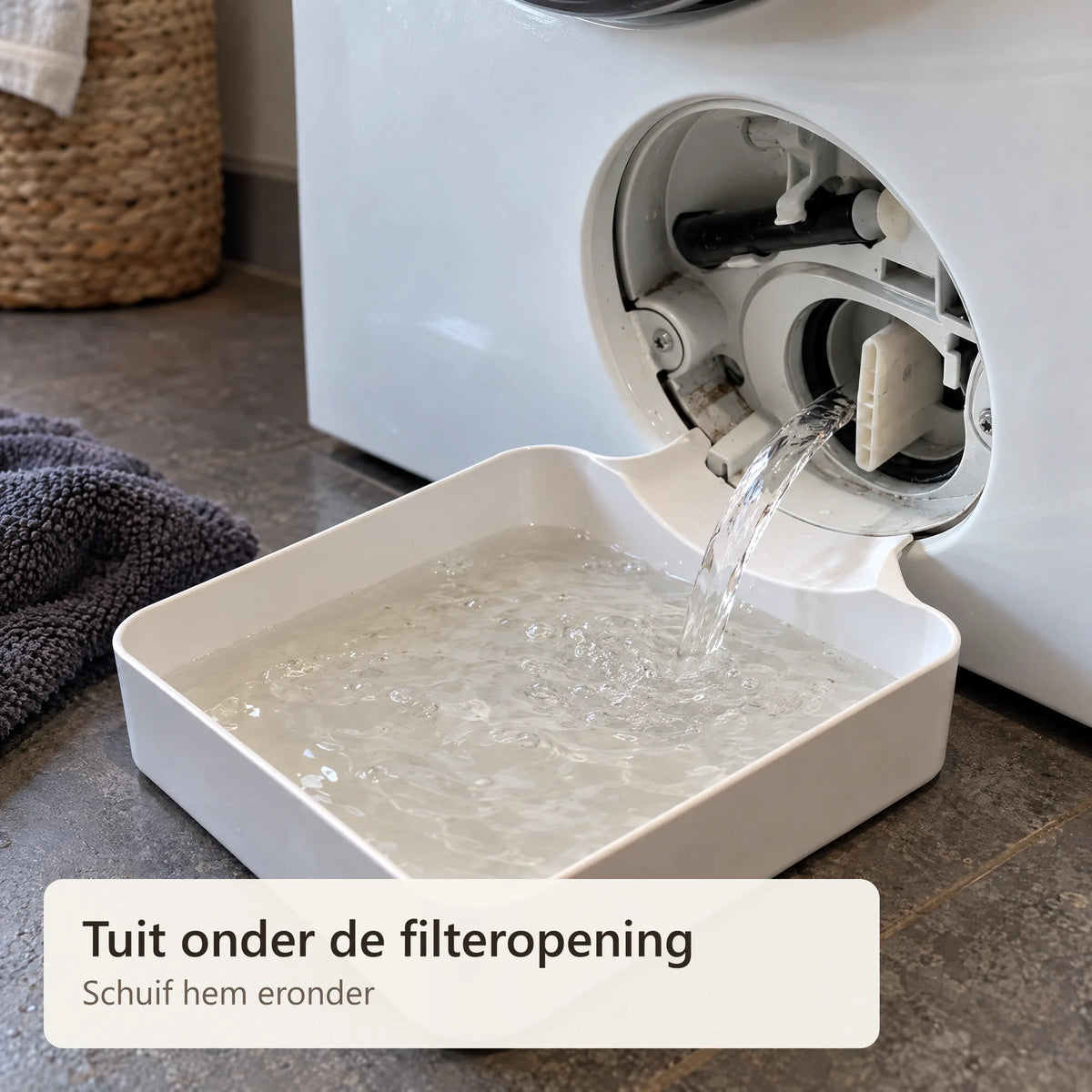 De tuit van de bak onder de filteropening