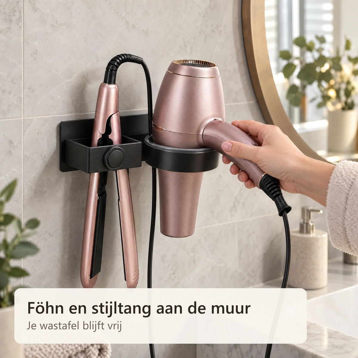 Een föhn wordt uit de houder aan de muur gepakt