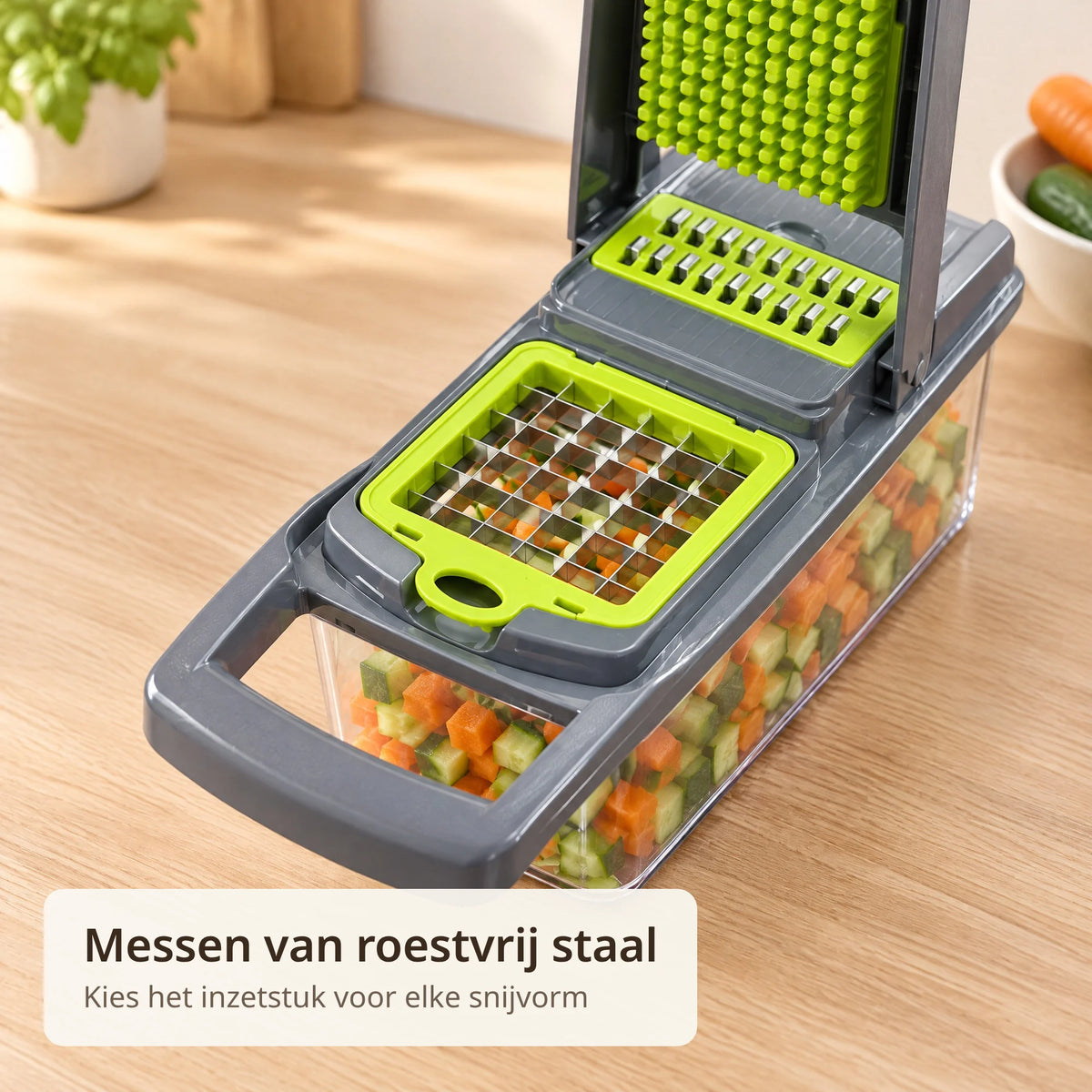 Close-up van het roestvrijstalen snijrooster van de groentesnijder met gesneden wortel en komkommer in de opvangbak