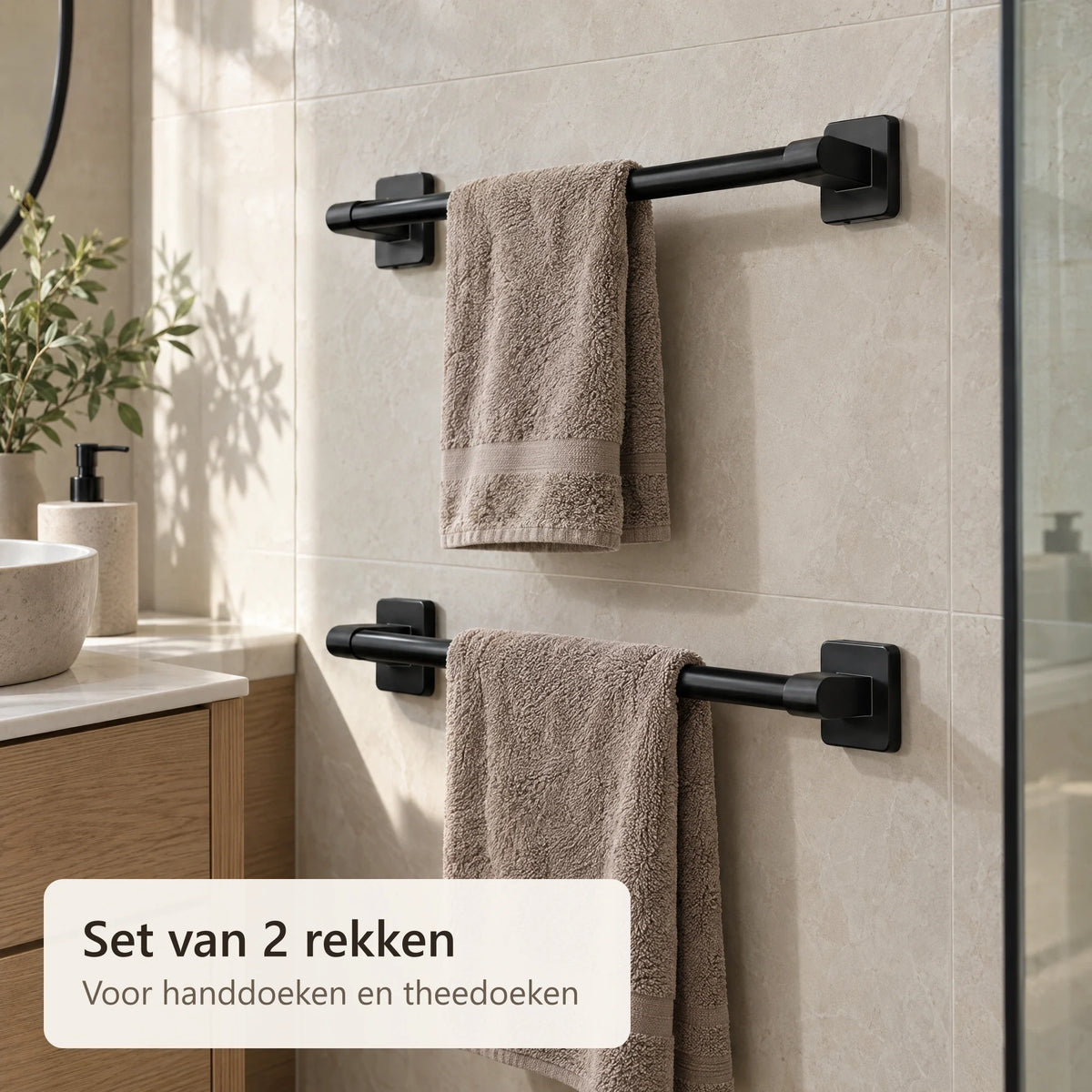 Twee zwarte handdoekrekken met handdoeken in een lichte badkamer