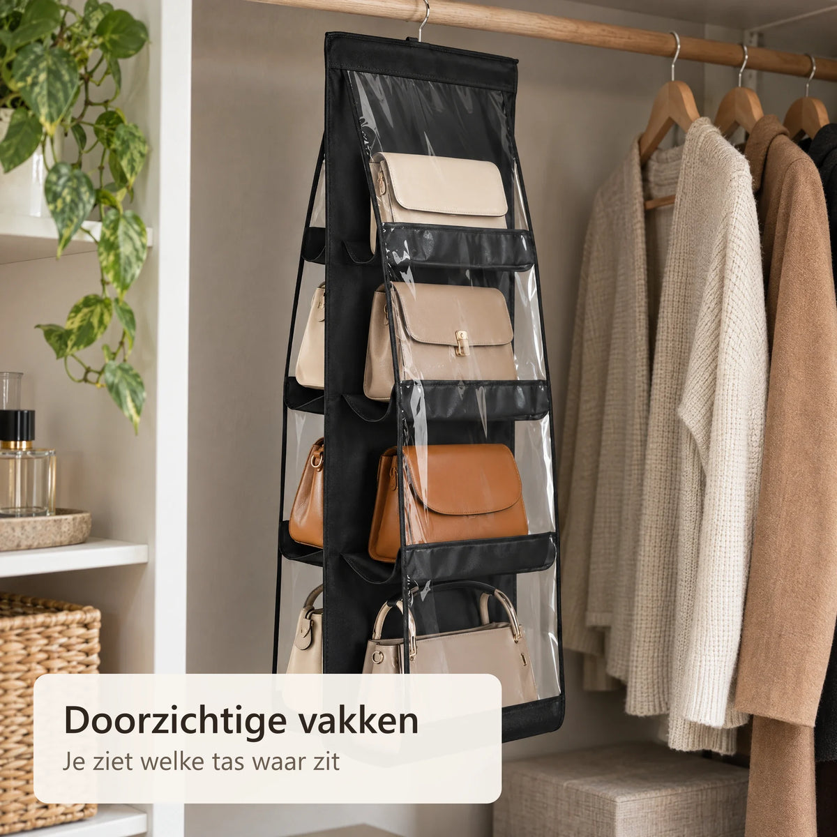 Close-up van de doorzichtige vakken met tassen