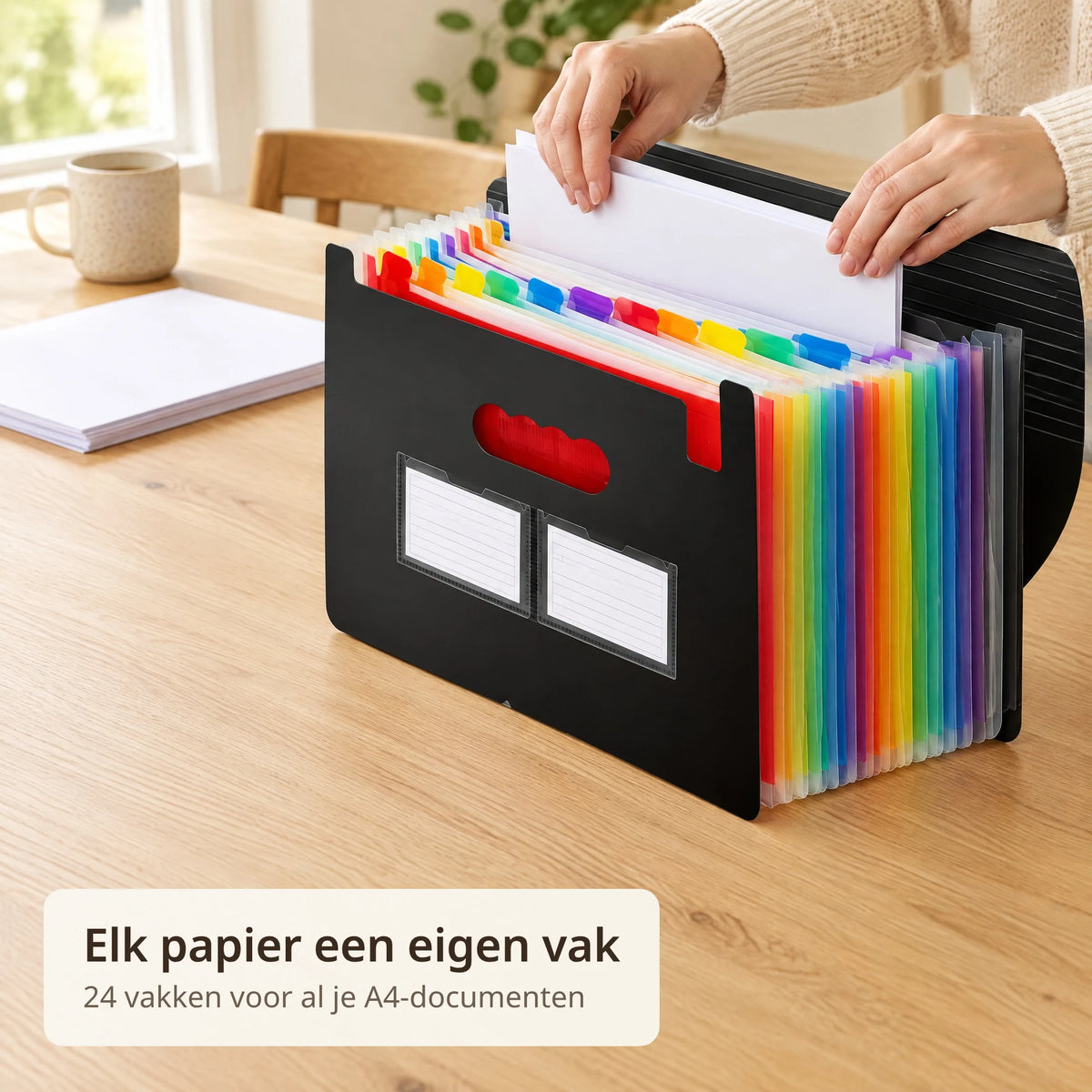 Handen schuiven A4-papier in een vak van de opengeklapte documentenmap op een eettafel