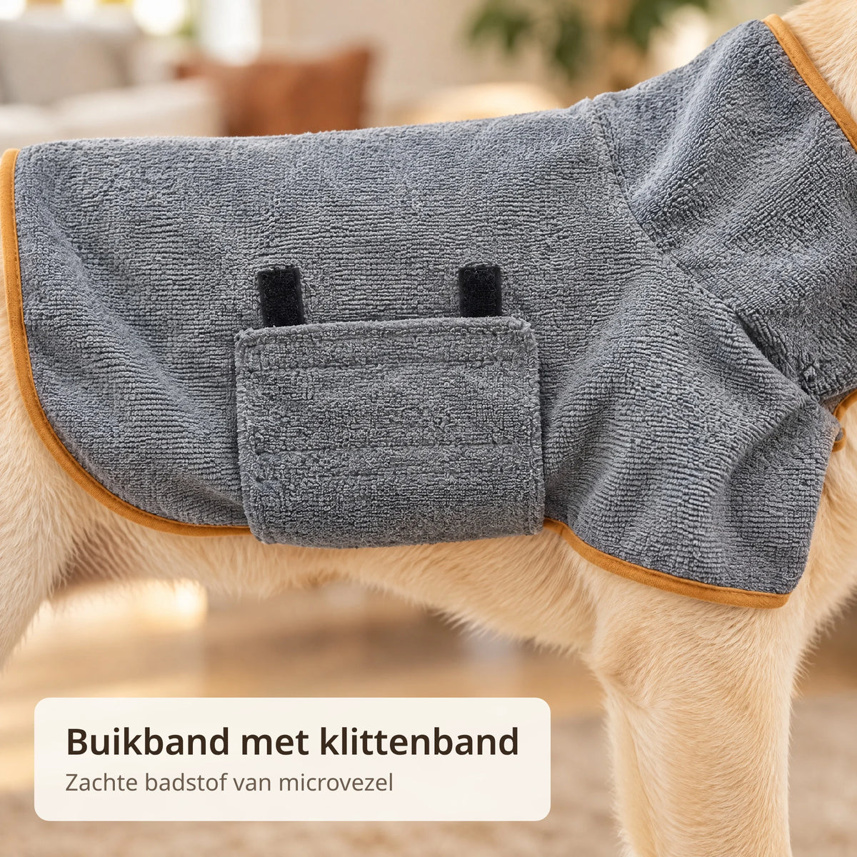 Close-up van de buikband met klittenband en de badstofstructuur van de grijze hondenbadjas
