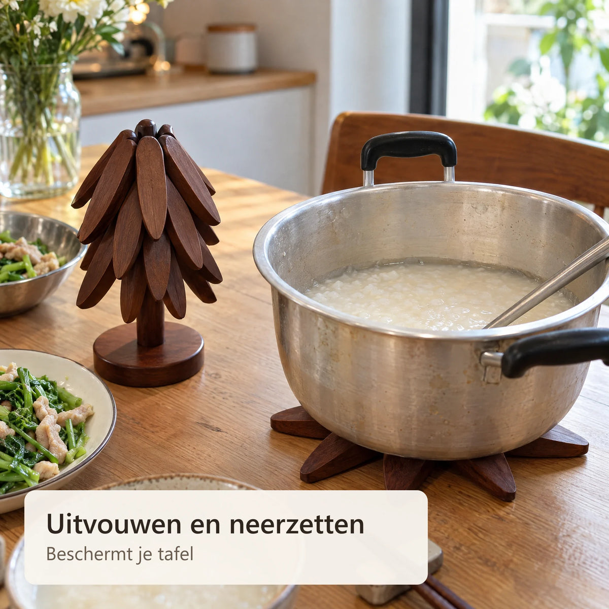 Een pan op een uitgevouwen onderzetter op tafel