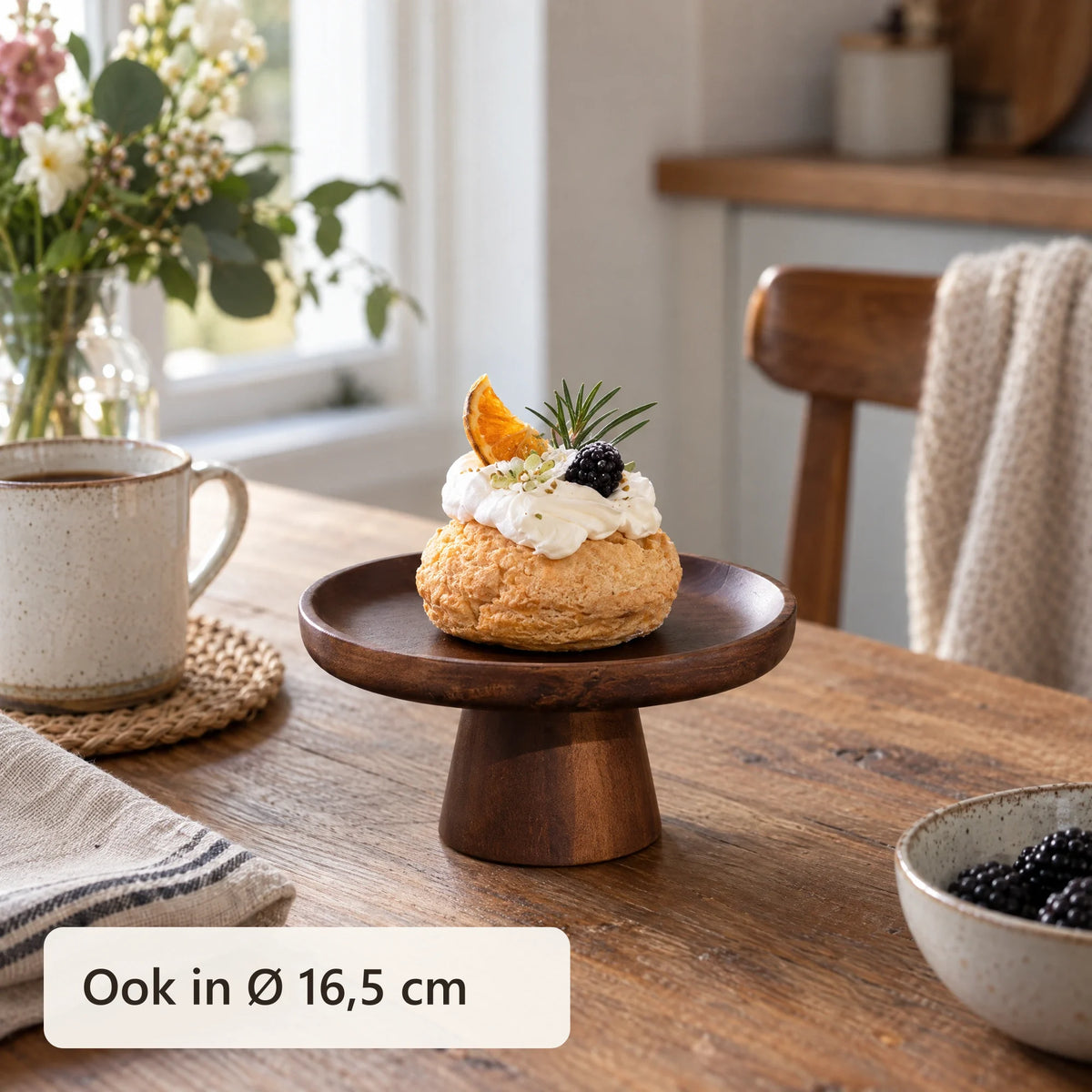 Klein houten taartplateau met één gebakje