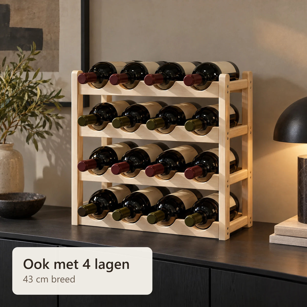 Houten wijnrek met 4 lagen op een donker dressoir