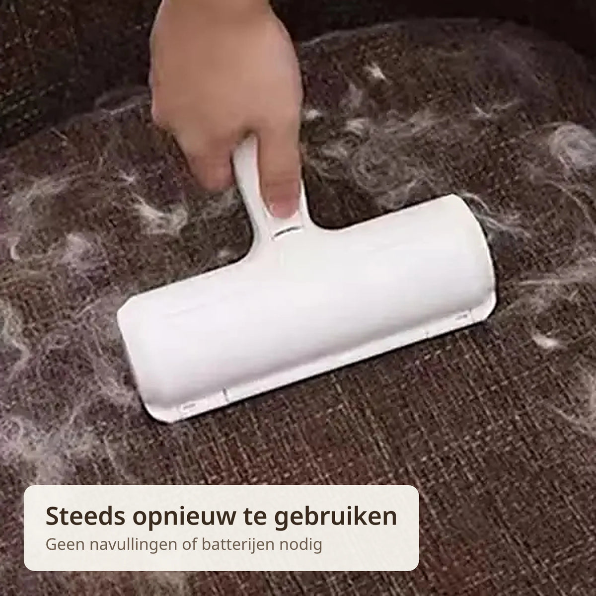 Witte herbruikbare haarverwijderaar roller in gebruik op een bruine stoffen bank met dierenharen