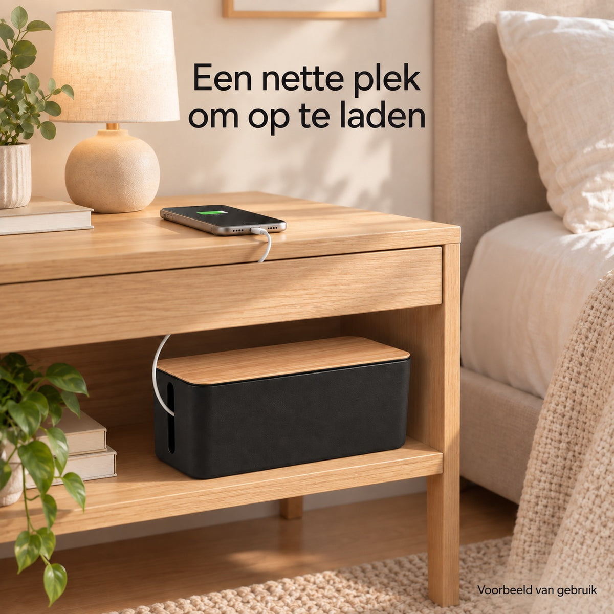 Kabelbox in een nachtkastje, telefoon laadt bovenop