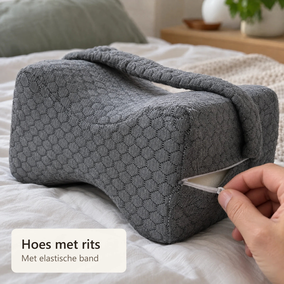 De hoes van het kniekussen heeft een rits en een elastische band