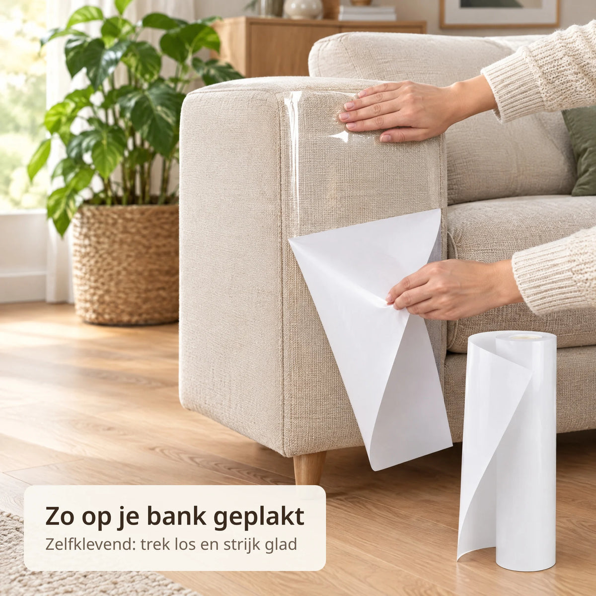 Handen plakken transparante krabbescherming op de armleuning van een bank en trekken de witte achterkant los